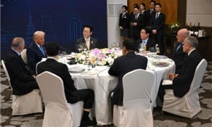 美加贸易谈判中止后 特朗普与卡尼首次会面